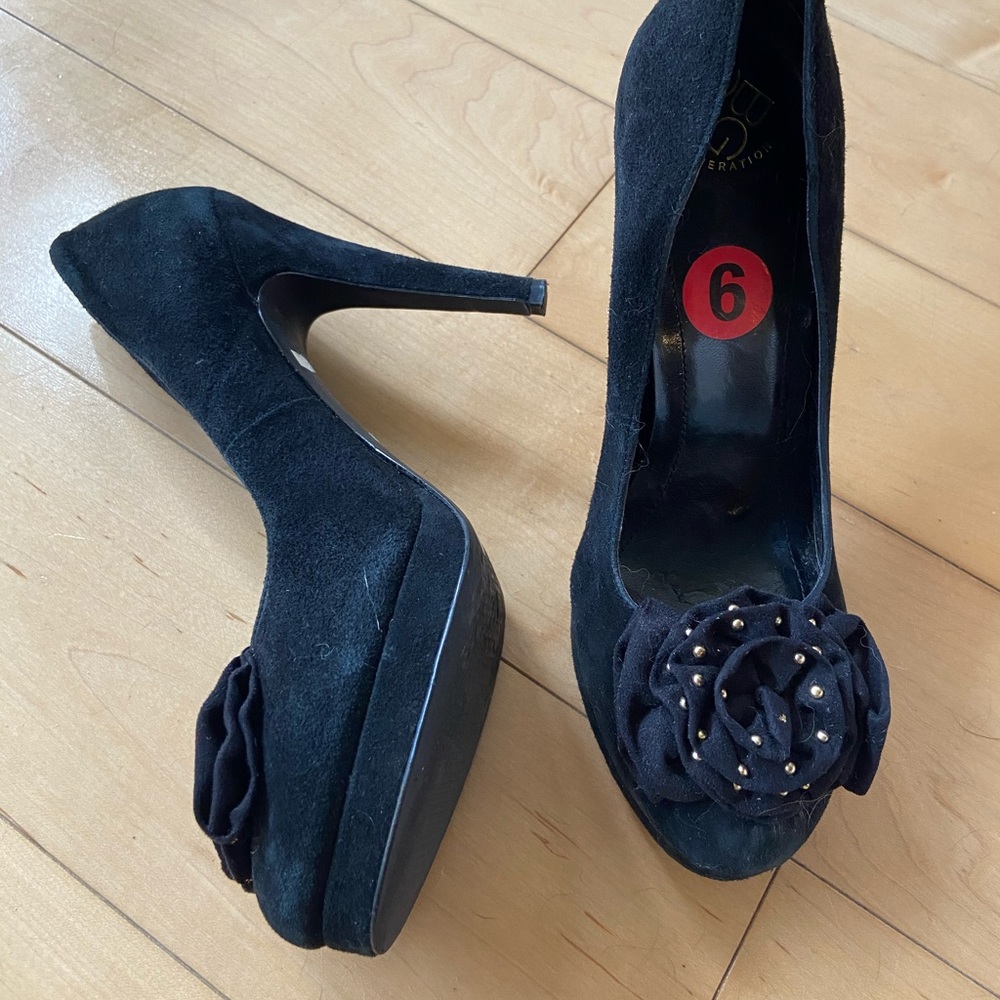 Size 6 BCBG suede heels